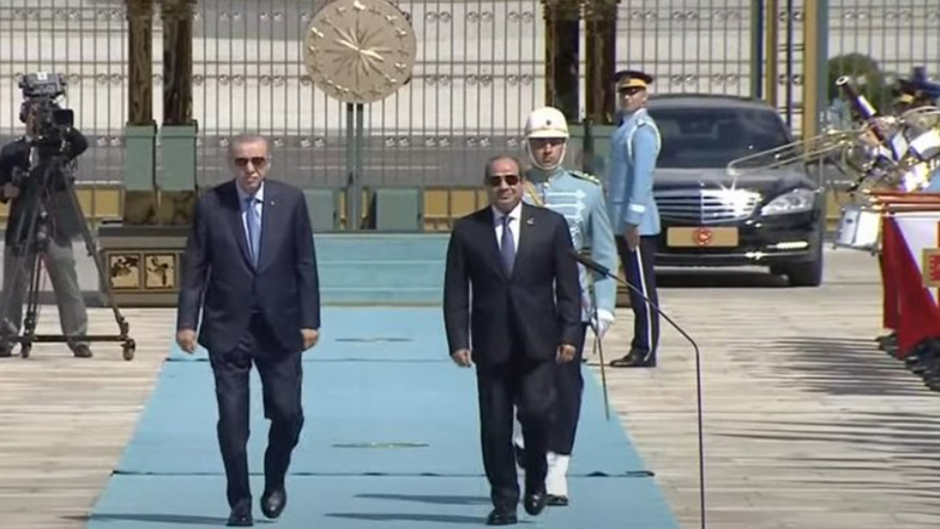   السيسي يصل إلى أنقرة ويؤكد: زيارتي بداية لمرحلة جديدة بين البلدين